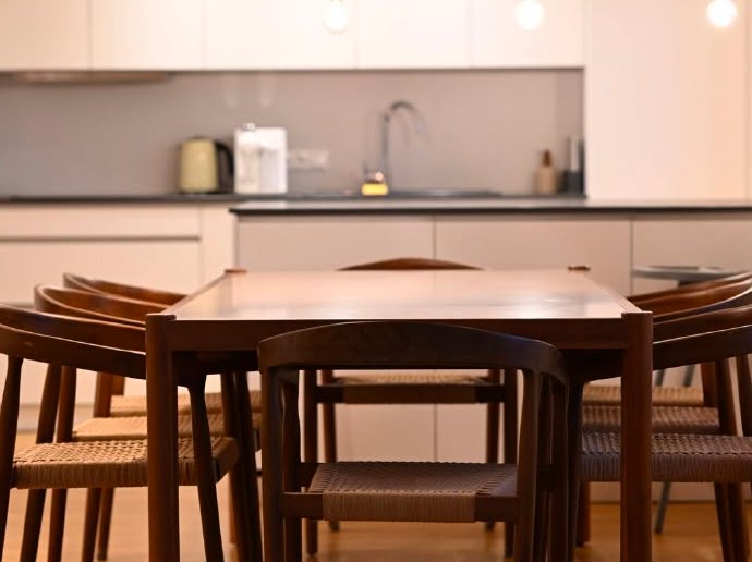 Essbereich einer Liboria-Ferienwohnung, professionell ausgeleuchtet