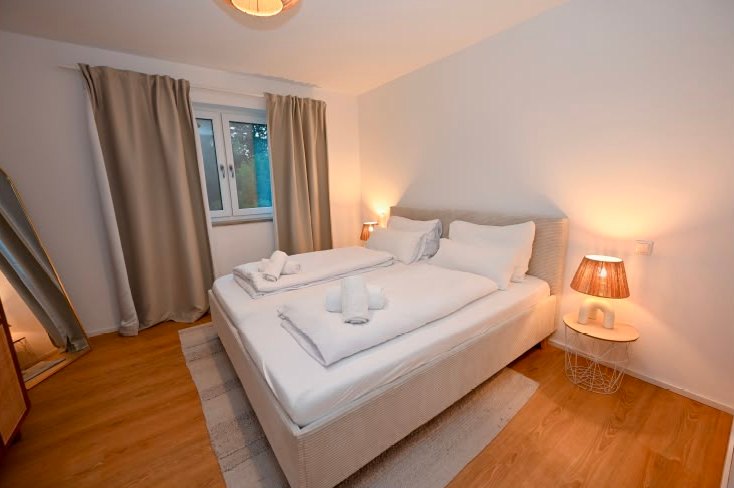 Schlafzimmer einer Liboria-Ferienwohnung in warmem Licht